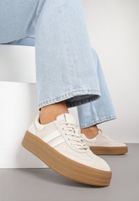 Renee - Jasnobeżowe Sneakersy Zamszowe na Platformie ze Skórzaną Wkładką Ozdobione Paskiem Adivrie. Okazja: na co dzień. Zapięcie: pasek. Kolor: beżowy. Materiał: zamsz, skóra. Wzór: aplikacja. Obcas: na platformie #3
