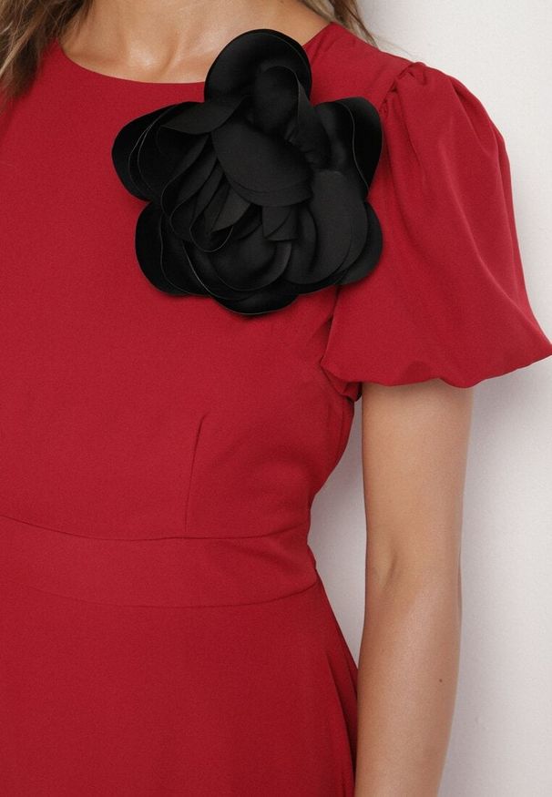 Born2be - Bordowa Sukienka Vices o Rozkloszowanym Kroju z Odpinanym Kwiatem 3D Rallarea. Kolor: czerwony. Wzór: kwiaty. Sezon: wiosna, lato