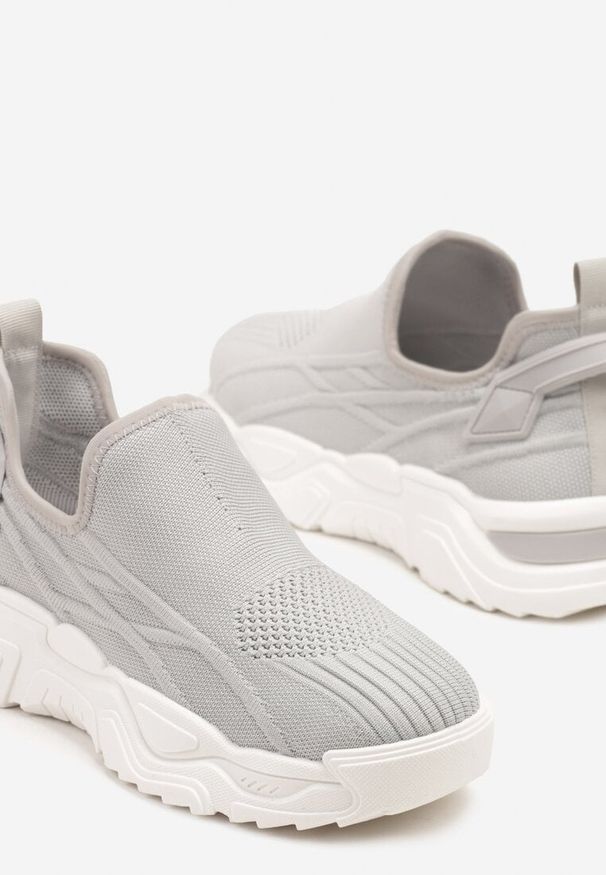 Born2be - Szare Wsuwane Buty Sportowe Sneakersy z Siateczki z Tłoczeniami Nusellia. Okazja: na co dzień. Zapięcie: bez zapięcia. Kolor: szary. Materiał: jeans, materiał. Obcas: na płaskiej podeszwie
