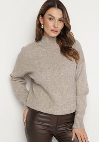 Born2be - Ciemnobeżowy Sweter Golf z Ozdobnym Tłoczeniem Zakończony Ściągaczem Melodiea. Okazja: na co dzień, na spacer. Typ kołnierza: golf. Kolor: beżowy. Materiał: jeans. Wzór: aplikacja. Sezon: zima, jesień. Styl: klasyczny, casual #6