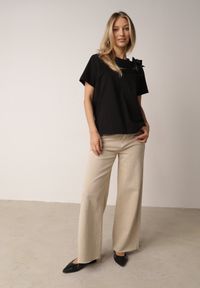 Born2be - Czarny Klasyczny T-shirt z Bawełny Zdobiony Aplikacją 3D w Kształcie Kwiatów Noebel. Okazja: na co dzień. Kolor: czarny. Materiał: bawełna. Wzór: kwiaty, aplikacja. Styl: klasyczny #3