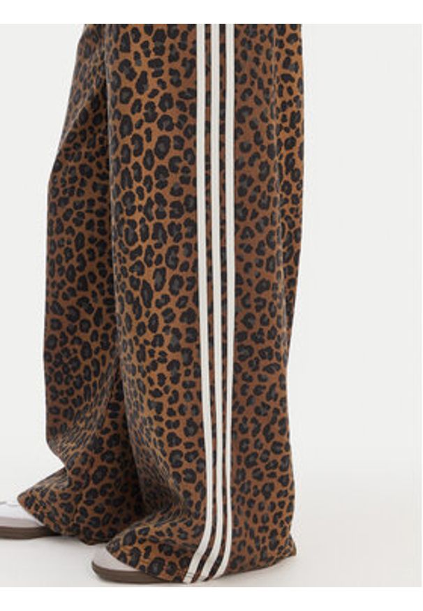 Adidas - adidas Jeansy KA2680 Brązowy Loose Fit. Kolor: brązowy