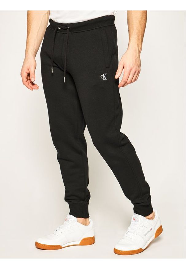 Calvin Klein Jeans Spodnie dresowe Blend Fleece J30J314674 Czarny Regular Fit. Kolor: czarny. Materiał: dresówka