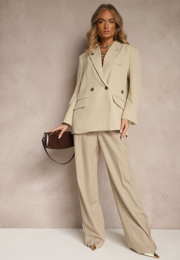 Renee - Jasnobeżowa Pudełkowa Marynarka Oversize o Dwurzędowym Fasonie z Dodatkowym Guzikiem Pasmira. Okazja: na co dzień. Kolor: beżowy. Materiał: jeans. Wzór: aplikacja. Styl: casual, elegancki