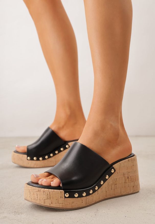 Renee - Czarne Klapki na Korkowej Platformie i Koturnie z Nitami Aezira. Okazja: na co dzień. Kolor: czarny. Materiał: jeans. Obcas: na koturnie. Styl: elegancki, casual