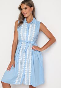 Born2be - Jasnoniebieska Rozkloszowana Sukienka z Bawełny o Koszulowym Kroju Wiązana w Pasie Calelia. Okazja: na co dzień. Kolor: niebieski. Materiał: bawełna. Typ sukienki: koszulowe. Styl: casual #3
