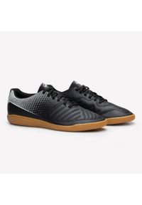 KIPSTA - Buty do piłki nożnej halowej Kipsta Futsal 100. Kolor: wielokolorowy, beżowy, czarny. Materiał: kauczuk, syntetyk, poliester
