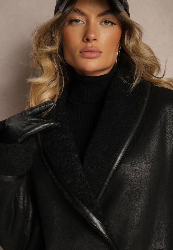Renee - Czarna Marynarkowa Kurtka Biker z Futerkiem Typu Baranek Salethiel. Okazja: na co dzień, na imprezę. Kolor: czarny. Materiał: futro. Sezon: jesień. Styl: casual, elegancki, wizytowy