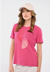 Volcano - T-shirt z nadrukiem, Comfort Fit, T-LASH. Kolor: różowy. Materiał: bawełna, materiał, skóra, elastan. Długość rękawa: krótki rękaw. Długość: krótkie. Wzór: nadruk. Styl: klasyczny