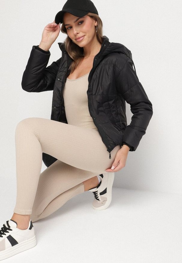 Born2be - Czarna Pikowana Kurtka z Kapturem i Lekkim Ociepleniem Ninirila. Okazja: na co dzień. Typ kołnierza: kaptur. Kolor: czarny. Materiał: jeans. Styl: elegancki, casual
