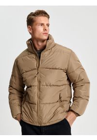 Sinsay - Kurtka puffer - beżowy. Okazja: na co dzień. Typ kołnierza: kołnierzyk stójkowy. Kolor: beżowy. Materiał: materiał. Wzór: gładki. Styl: casual
