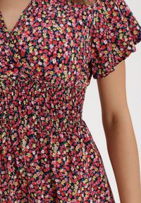 Born2be - Granatowa Sukienka Aesampos. Typ kołnierza: dekolt kopertowy. Kolor: niebieski. Wzór: kwiaty. Sezon: lato. Typ sukienki: kopertowe. Długość: mini #6