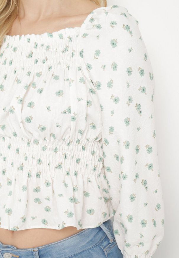 Born2be - Biało-Zielona Bluzka w Stylu Boho z Gumkami w Pasie i przy Dekolcie Nerassa. Okazja: na co dzień, na randkę. Kolor: biały. Materiał: satyna, jeans. Długość: długie. Wzór: kwiaty. Styl: boho