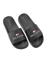 TOMMY HILFIGER - Czarne Klapki Tommy Hilfiger Modne Buty Na Lato. Okazja: na plażę. Kolor: czarny. Wzór: jodełka, nadruk. Sezon: lato. Styl: elegancki #4