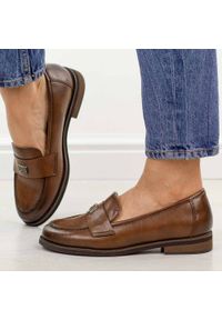 POTOCKI - Brązowe skórzane mokasyny damskie Potocki 19465. Okazja: na co dzień. Nosek buta: okrągły. Kolor: brązowy. Szerokość cholewki: normalna. Wzór: aplikacja. Materiał: skóra. Sezon: wiosna, jesień, lato. Obcas: na obcasie. Styl: casual, elegancki, klasyczny. Wysokość obcasa: niski #1