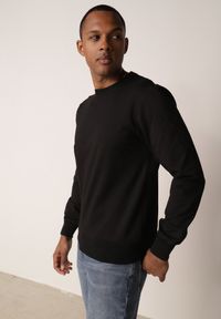 Born2be - Czarna Bluza o Klasycznym Kroju z Bawełną Merinne. Okazja: na co dzień. Kolor: czarny. Materiał: bawełna. Styl: klasyczny #6