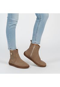 Brązowe Botki Barefoot Armodo Wygodne Obuwie Damskie. Okazja: na co dzień. Zapięcie: zamek. Kolor: brązowy. Materiał: welur. Wzór: aplikacja. Styl: elegancki, casual #1