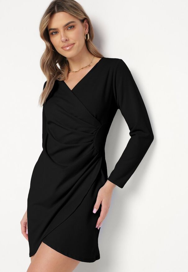 Born2be - Czarna Sukienka Kopertowa z Ozdobnym Marszczeniem Ohildria. Kolor: czarny. Typ sukienki: kopertowe. Styl: elegancki