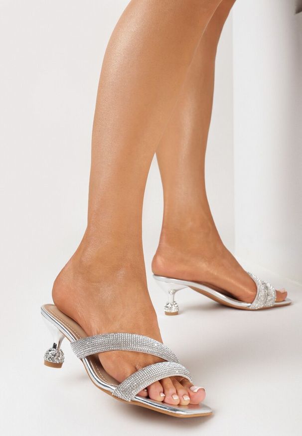 Born2be - Srebrne Klapki na Ozdobnym Niskim Obcasie z Cyrkoniami na Paskach Tenli. Kolor: srebrny. Obcas: na obcasie. Styl: glamour, elegancki. Wysokość obcasa: niski