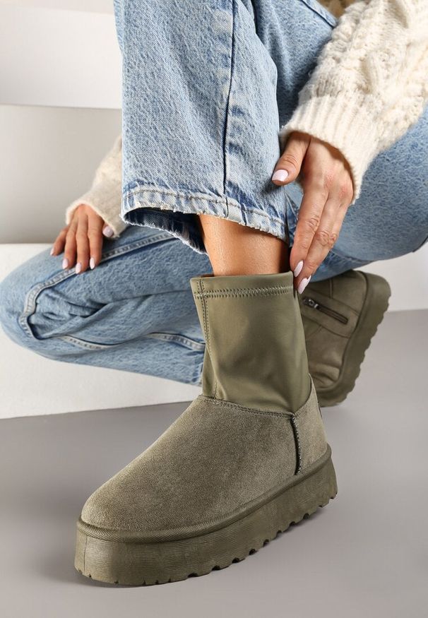 Born2be - Zielone Śniegowce na Płaskiej Podeszwie ze Skarpetową Cholewką Sevinae. Okazja: na co dzień. Kolor: zielony. Materiał: jeans, wełna. Szerokość cholewki: normalna. Sezon: zima, jesień. Obcas: na płaskiej podeszwie. Styl: elegancki, casual