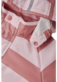 Reima kurtka przeciwdeszczowa dziecięca kolor różowy. Okazja: na co dzień. Kolor: różowy. Materiał: materiał, włókno. Styl: casual