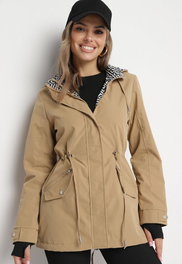 Born2be - Ciemnobeżowa Kurtka Parka z Kapturem ze Sznurkiem w Pasie i Geometrycznym Wzorem Tarilisa. Okazja: na spacer. Typ kołnierza: kaptur. Kolor: beżowy. Materiał: jeans. Wzór: geometria. Styl: elegancki