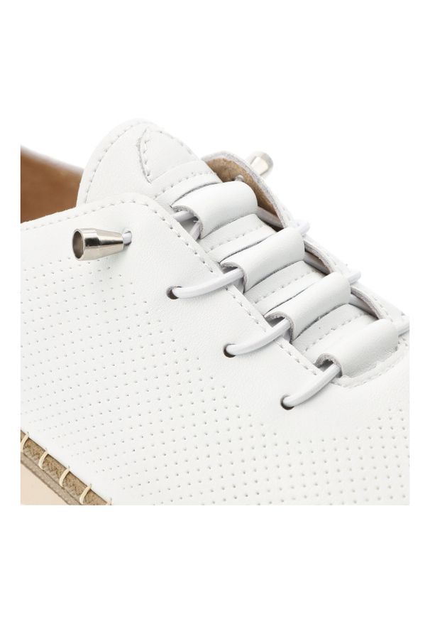 Półbuty damskie Filippo, cholewka ze skóry naturalnej licowej perforowana powierzchnia wiązany fason, białe, DP7542/26. Okazja: na co dzień. Zapięcie: sznurówki. Kolor: biały. Materiał: skóra. Szerokość cholewki: normalna. Sezon: wiosna, lato. Styl: elegancki, klasyczny, casual