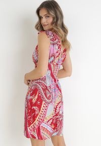 Born2be - Czerwona Wzorzysta Sukienka Mini z Gumkami w Pasie i Kopertowym Dekoltem Forro. Kolor: czerwony. Typ sukienki: kopertowe. Długość: mini