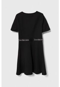 Calvin Klein Jeans sukienka kolor czarny midi rozkloszowana. Kolor: czarny. Materiał: materiał, wiskoza. Długość rękawa: krótki rękaw. Typ sukienki: rozkloszowane. Styl: klasyczny. Długość: midi #2