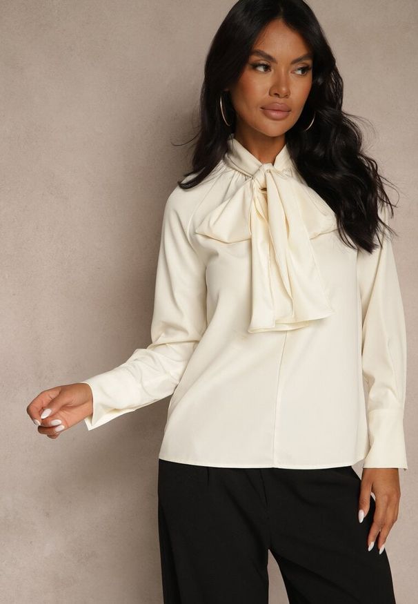 Renee - Beżowa Bluzka Vices Ozdobiona Kokardą Overile. Okazja: na co dzień. Typ kołnierza: kokarda. Kolor: beżowy. Materiał: jeans. Wzór: aplikacja. Styl: klasyczny, casual, elegancki