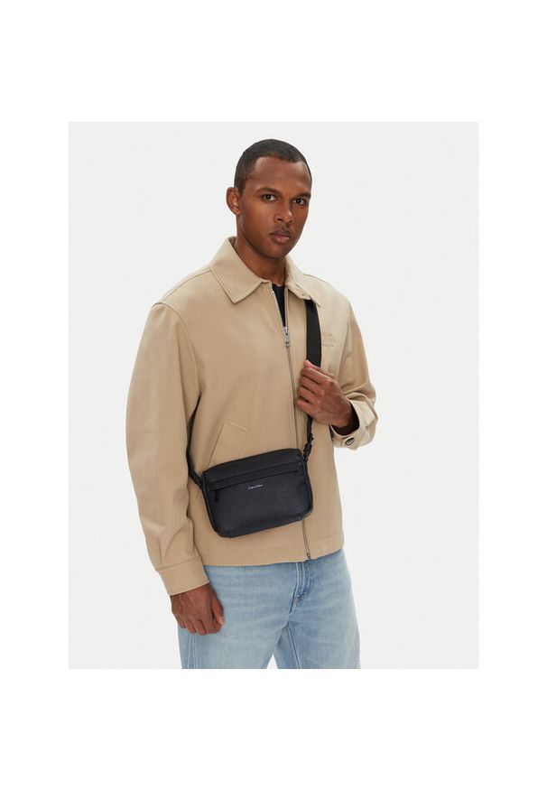 Saszetka Calvin Klein. Kolor: czarny