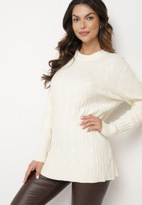 Born2be - Jasnobeżowy Sweter z Wiskozą i Ozdobnym Splotem Savria. Okazja: na co dzień. Kolor: beżowy. Materiał: wiskoza. Wzór: ze splotem. Styl: klasyczny, casual