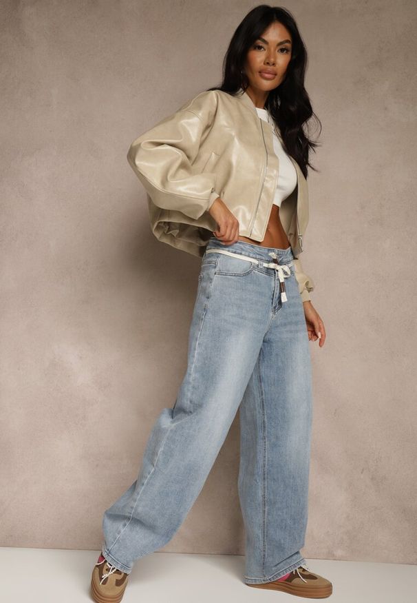 Renee - Niebieskie Jeansy Balloon Regular Waist z Ozdobnym Wiązaniem Daemora. Kolor: niebieski. Styl: klasyczny