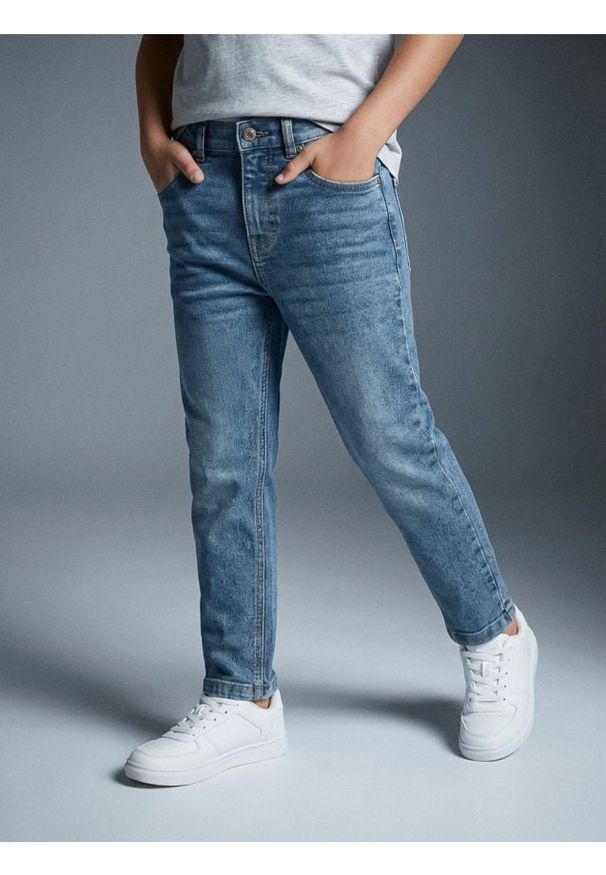 Sinsay - Jeansy slim z efektem sprania - niebieski. Kolor: niebieski