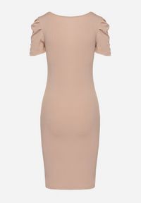 Born2be - Beżowa Sukienka o Dopasowanym Kroju z Bufiastymi Rękawami Aravitia. Okazja: na co dzień. Kolor: beżowy. Typ sukienki: proste, dopasowane. Styl: casual #2