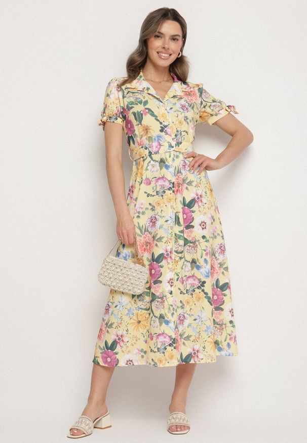 Born2be - Żółta Rozkloszowana Sukienka o Koszulowym Kroju z Paskiem w Kwiatowy Wzór Fevelorine. Okazja: na co dzień. Kolor: żółty. Wzór: kwiaty. Typ sukienki: koszulowe. Styl: casual