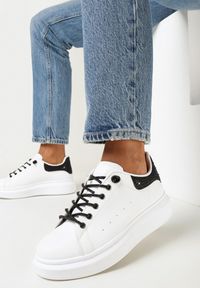 Born2be - Biało-Czarne Sneakersy Naimasa. Nosek buta: okrągły. Kolor: biały. Materiał: skóra ekologiczna. Szerokość cholewki: normalna. Wzór: gładki, jednolity