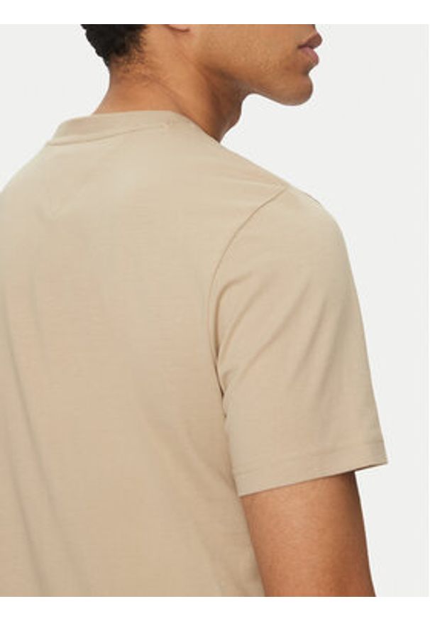 TOMMY HILFIGER - Tommy Hilfiger T-Shirt Flag Box MW0MW38636 Beżowy Regular Fit. Kolor: beżowy. Materiał: bawełna