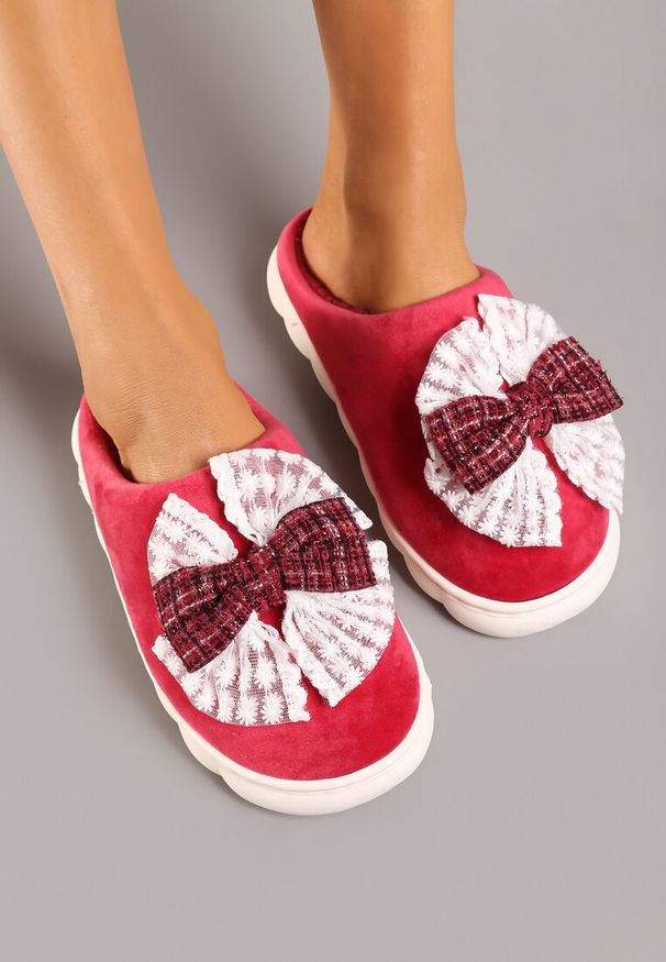 Born2be - Bordowe Kapcie Vices na Tłoczonej Podeszwie Zdobione Podwójną Kokardą Martinnia. Okazja: na co dzień. Kolor: czerwony. Materiał: jeans. Wzór: aplikacja. Obcas: na obcasie. Styl: klasyczny, casual. Wysokość obcasa: niski