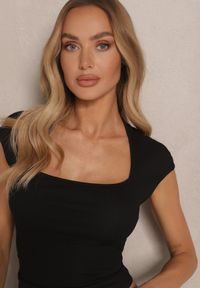 Renee - Czarny T-shirt z Wiskozą o Dopasowanym Kroju z Kwadratowym Dekoltem Alathia. Typ kołnierza: dekolt kwadratowy. Kolor: czarny. Materiał: wiskoza. Styl: elegancki #3