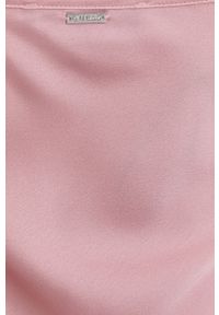 Guess Sukienka kolor różowy maxi dopasowana. Kolor: różowy. Materiał: tkanina, poliester. Długość rękawa: na ramiączkach. Wzór: gładki. Typ sukienki: dopasowane. Długość: maxi #2