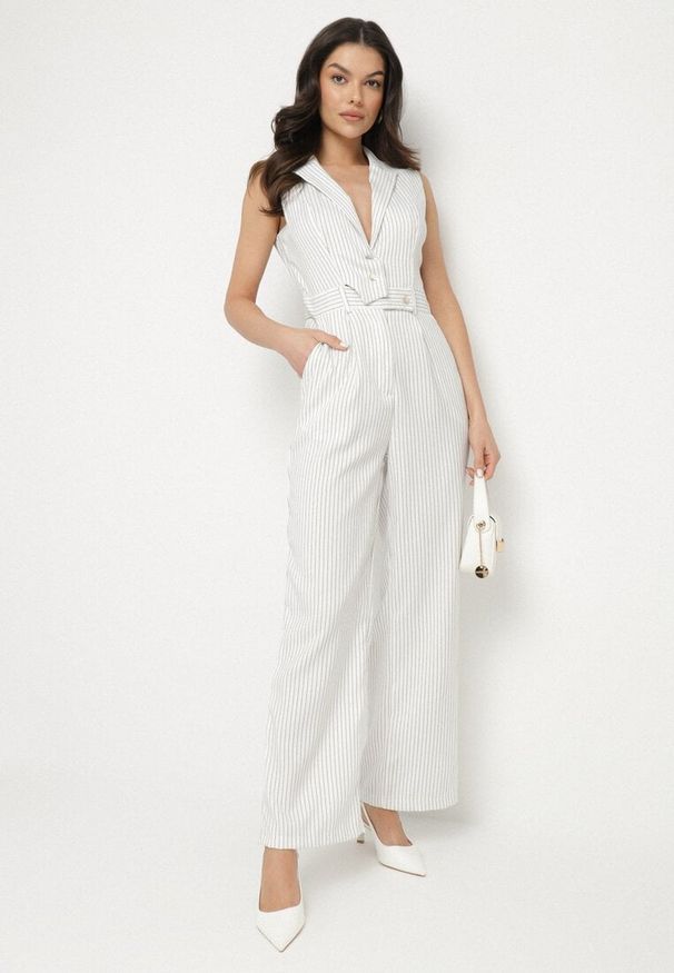 Born2be - Biały Kombinezon w Garniturowym Stylu w Drobne Paski Sarisse. Okazja: na spacer, na co dzień. Kolor: biały. Wzór: paski. Styl: klasyczny, casual, elegancki