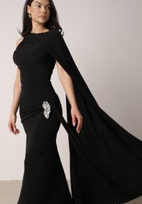 Born2be - Czarna Koktajlowa Sukienka Zdobiona Wszytym Szalem i Elegancką Broszką Cezarie. Okazja: na imprezę. Kolor: czarny. Wzór: aplikacja. Styl: wizytowy, elegancki #4