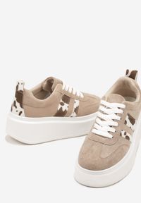 Born2be - Ciemnobeżowe Sneakersy Kultowe Tenisówki na Platformie z Koturnem i Paskami Ozdobionymi Wzorem w Łaty Elisara. Nosek buta: okrągły. Zapięcie: pasek. Kolor: beżowy. Materiał: materiał. Wzór: aplikacja. Obcas: na koturnie. Wysokość obcasa: niski #4