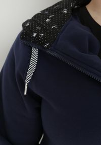 Born2be - Granatowa Bluza Długa z Kapturem Rhodippe. Typ kołnierza: kaptur. Kolekcja: plus size. Kolor: niebieski. Materiał: polar. Długość: długie #5
