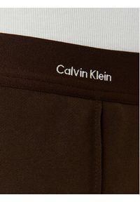 Calvin Klein Jeans Spodnie dresowe LV047G253G Brązowy ciemny Relaxed Fit. Kolor: brązowy. Materiał: bawełna #2