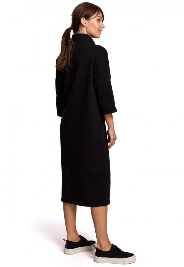BE - Bawełniana sukienka oversize o prostym kroju. Typ kołnierza: kołnierzyk stójkowy. Materiał: bawełna. Typ sukienki: proste, oversize. Długość: midi