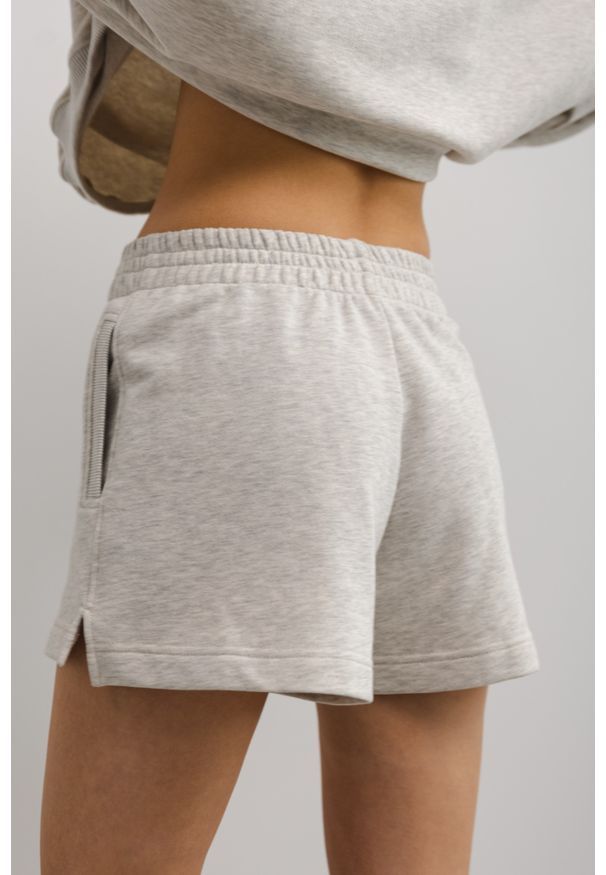 Marsala - Szorty z dzianiny dresowej w kolorze SILVER MOON - LE PETIT-XL. Okazja: na co dzień. Stan: podwyższony. Kolor: szary. Materiał: dresówka, dzianina. Wzór: melanż. Styl: sportowy, casual