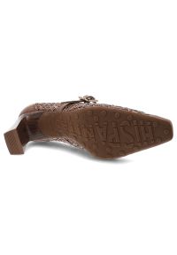 Czółenka damskie Hispanitas, z łączonych materiałów z ażurową cholewką o plecionym wykończeniu i paskiem, brązowe, RHV264609 Soho-V26. Okazja: do pracy. Zapięcie: pasek. Kolor: brązowy. Materiał: materiał. Szerokość cholewki: normalna. Wzór: ażurowy. Obcas: na obcasie. Wysokość obcasa: średni #9