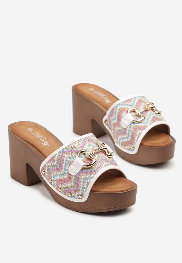 Renee - Biało-Różowe Klapki na Słupku i Platformie z Ozdobną Klamrą Koroti. Okazja: na co dzień. Kolor: biały. Sezon: lato. Obcas: na platformie. Styl: casual, elegancki